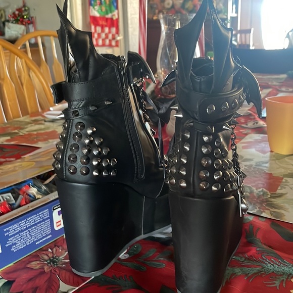 Flights Of Poison Platform Boots - Picture 5 of 7